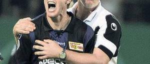 Der letzte Schrei. Unions Stürmer Simon Terodde bejubelt mit Co-Trainer André Hofschneider sein spätes Tor zum 1:0 bei Rot-Weiss Essen. Foto: dpa