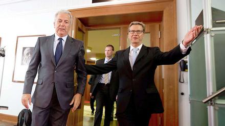 Außenminister Westerwelle (r., mit seinem griechischen Amtskollegen Avramopoulos) will keine "substanzielle Aufweichung" des griechischen Reformprogramms.
