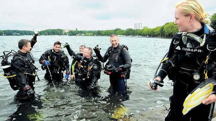 Erste Beute. Das Team des Reinickendorfer Tauchcenters „Dive’n“, hier mit Staff Instructor Daniela Georgi und Inhaber Roland Knuth (2. v. re.), holt regelmäßig Müll vom Grund des Tegeler Sees – ein im Wortsinn ausgezeichneter Beitrag zum Umweltschutz. 
