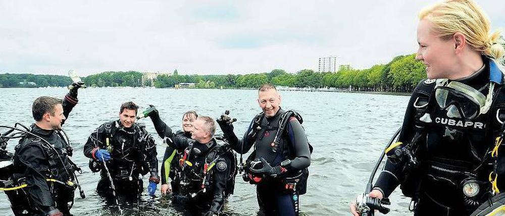 Erste Beute. Das Team des Reinickendorfer Tauchcenters „Dive’n“, hier mit Staff Instructor Daniela Georgi und Inhaber Roland Knuth (2. v. re.), holt regelmäßig Müll vom Grund des Tegeler Sees – ein im Wortsinn ausgezeichneter Beitrag zum Umweltschutz. 
