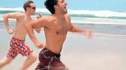 Brisbane statt Borussia. Thomas Broich (r.) mit David Wieching am Strand. Foto: WDR