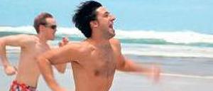 Brisbane statt Borussia. Thomas Broich (r.) mit David Wieching am Strand. Foto: WDR
