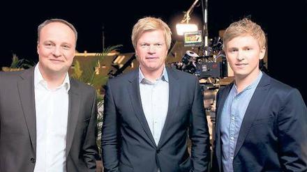 Die drei von der Zankstelle. Oliver Welke (v.l.), Oliver Kahn und der zweite Moderator Jochen Breyer bilden das Team der Champions-League-Übertragungen im ZDF. Foto: ZDF