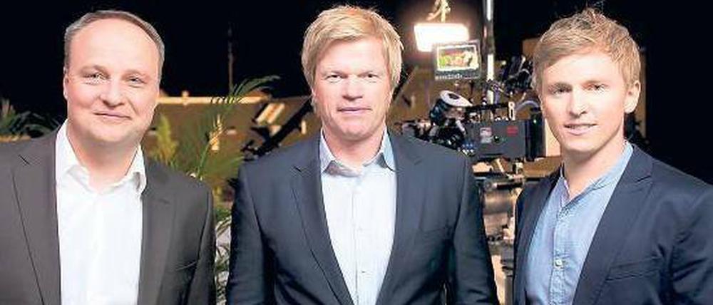 Die drei von der Zankstelle. Oliver Welke (v.l.), Oliver Kahn und der zweite Moderator Jochen Breyer bilden das Team der Champions-League-Übertragungen im ZDF. Foto: ZDF