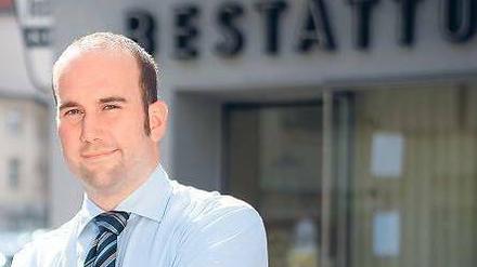 Stets engagiert. Bestatter Fabian Lenzen, 35, ist einer der aktiven Geschäftsleute im Kärntener Kiez. Jetzt hat er eine Putzaktion am Innsbrucker Platz angeregt. 