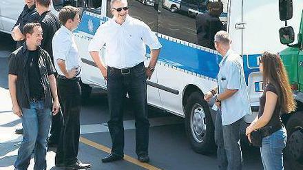 Besuch bei der Truppe. Innensenator Frank Henkel sah bei den Polizisten in der Köpenicker Straße vorbei. Er hatte gut lachen, denn die Lage bei der „Pro Deutschland“- Demo blieb insgesamt ruhig. 