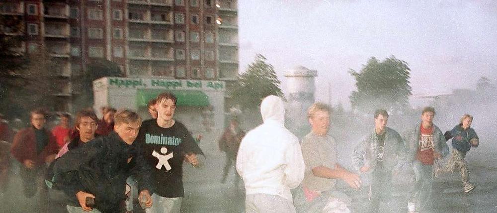 Unter die jugendlichen Randalierer mischten sich auch Neonazis aus Mecklenburg-Vorpommern sowie ganz normale Bürger aus der Nachbarschaft. Sie applaudierten den Brandstiftern, grölten ausländerfeindliche Parolen und versperrten die Zufahrtswege der Feuerwehr.