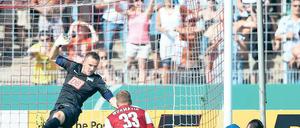 Ball drin, Hertha raus. Während der Wormser Romas Dressler (rotes Trikot) einen Konter erfolgreich zum Siegtreffer abschließt, dilettiert sich die Berliner Abwehr ins Pokal-Aus. Foto: Fishing4