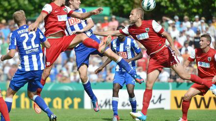 Einer der wenigen Lichtblicke: Hier köpft Herthas Niemeyer die Flanke, die zum Ausgleichstreffer (1:1) führt.