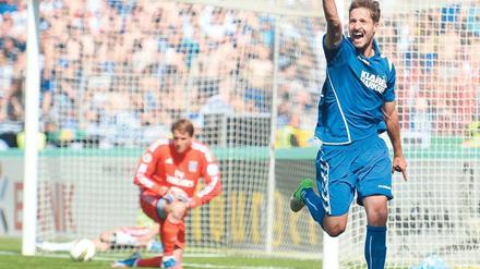 Auf zum Sieg. Martin Stoll bejubelt seinen Treffer zum 3:2, der erstmaligen Führung für den KSC. Am Ende bezwangen die Gastgeber den Bundesligisten HSV 4:2. Foto: dapd