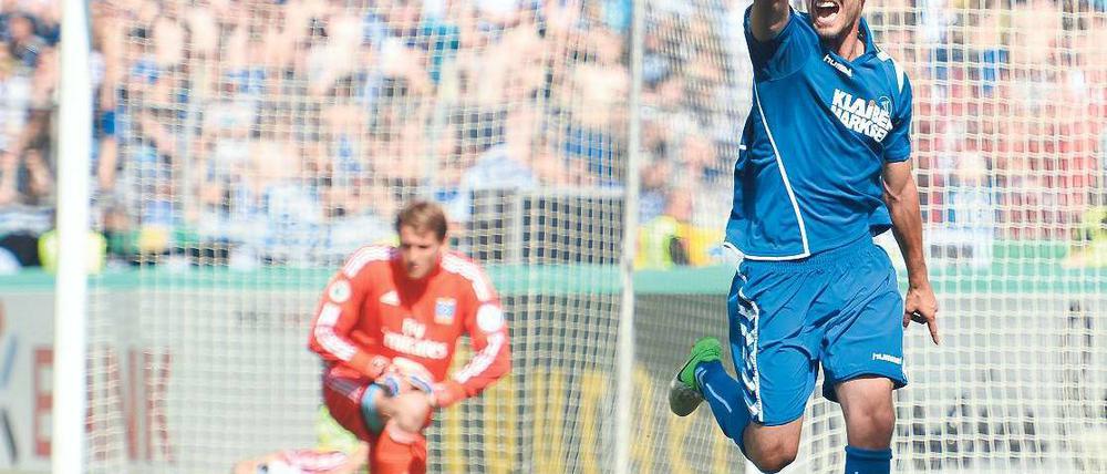 Auf zum Sieg. Martin Stoll bejubelt seinen Treffer zum 3:2, der erstmaligen Führung für den KSC. Am Ende bezwangen die Gastgeber den Bundesligisten HSV 4:2. Foto: dapd
