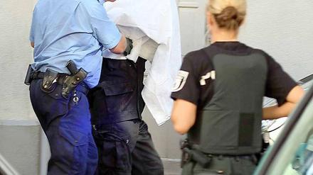 Ohne Widerstand ließ sich der mutmaßliche Täter abführen.
