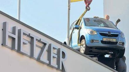 Und weg war er. Zuletzt hatte ein Agila für Heidi Hetzers Opel-Filiale an der Knobelsdorffbrücke geworben. Kurz nach der Wende war es auch schon mal ein Trabbi. 