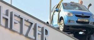 Und weg war er. Zuletzt hatte ein Agila für Heidi Hetzers Opel-Filiale an der Knobelsdorffbrücke geworben. Kurz nach der Wende war es auch schon mal ein Trabbi.