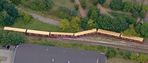 Luftbild des entgleisten Zuges. 