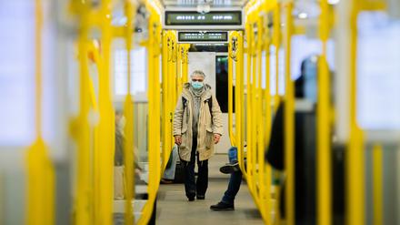 Von den verschiedenen Verkehrsmitteln gehört die Bahn eher zu den Verkehrsmitteln mit einem höheren Infektionsrisiko., sagt der Experte