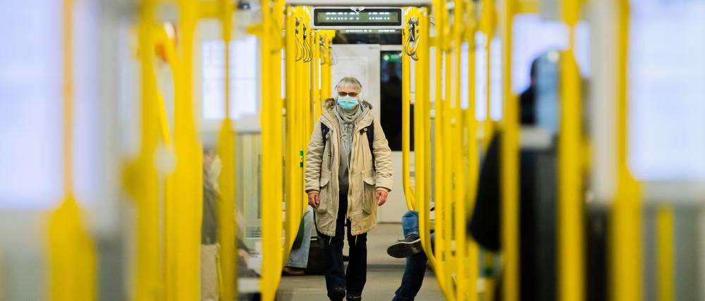 Von den verschiedenen Verkehrsmitteln gehört die Bahn eher zu den Verkehrsmitteln mit einem höheren Infektionsrisiko., sagt der Experte