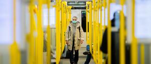 Von den verschiedenen Verkehrsmitteln gehört die Bahn eher zu den Verkehrsmitteln mit einem höheren Infektionsrisiko., sagt der Experte