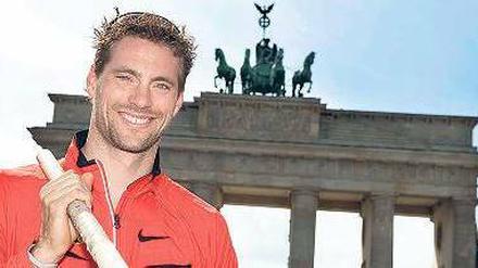 Alles im Griff. Stabhochspringer und Olympia-Silbermedaillen-Gewinner Björn Otto will bei „Berlin fliegt“ für Deutschland den Titel verteidigen. Foto: dpa