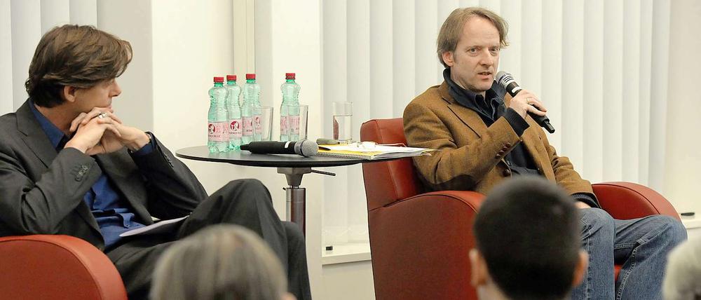 Frank Jansen (rechts) erzählte von seinen Recherchen und Erfahrungen zum Thema Rechtsextremismus.