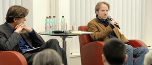 Frank Jansen (rechts) erzählte von seinen Recherchen und Erfahrungen zum Thema Rechtsextremismus.