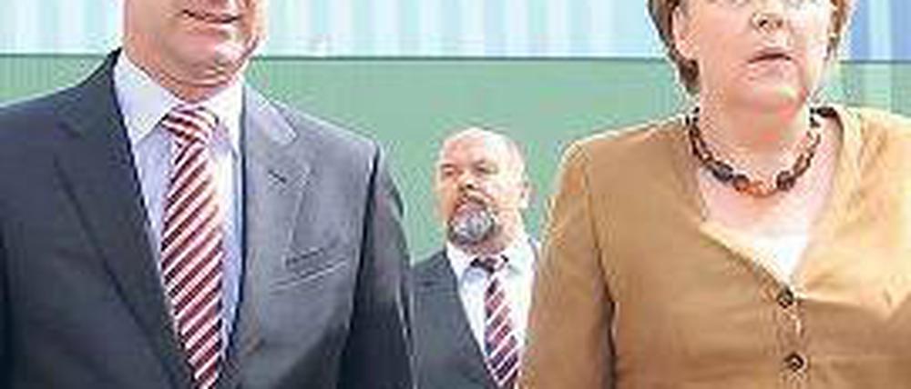 Schwerer Gang: Merkel besucht die Stralsunder Werft mit P+S-Chef Fuchs. Foto: dpa