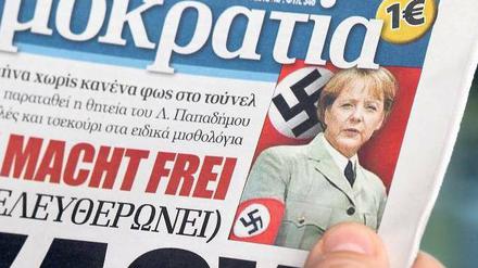 Im Nazi-Look. In einer rechtsgerichteten griechischen Tageszeitung wird Bundeskanzlerin Angela Merkel mit den deutschen Besatzern während des Zweiten Weltkriegs verglichen.