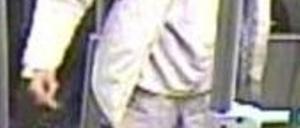 Dieses Bild einer Überwachungskamera zeigt den mutmaßlichen Schläger.