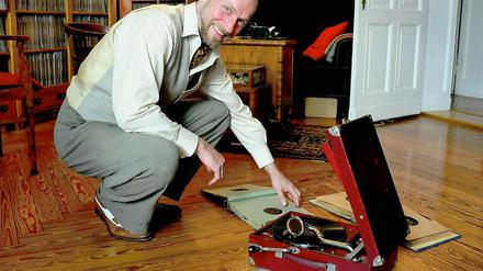 Er hat noch einen Koffer in Berlin. Mit seinem transportablen Grammophon besucht Stephan Wuthe oft frühere Orte des Swing in Berlin und spielt die alten Stücke davor auf der Straße.
