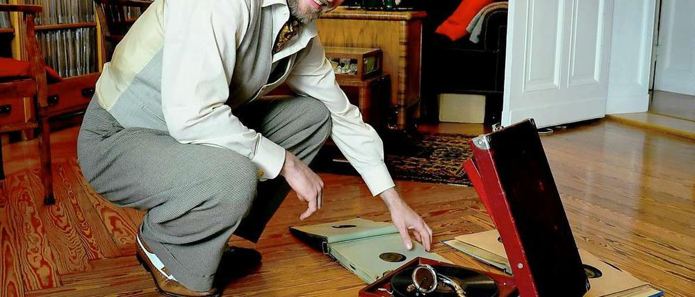 Er hat noch einen Koffer in Berlin. Mit seinem transportablen Grammophon besucht Stephan Wuthe oft frühere Orte des Swing in Berlin und spielt die alten Stücke davor auf der Straße.
