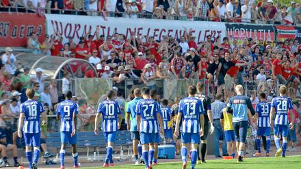 Geschlagen geht das Hertha-Team nach dem Spiel gegen Worms vom Platz. 