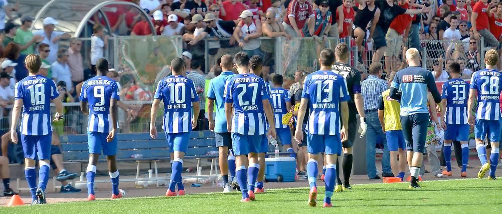 Geschlagen geht das Hertha-Team nach dem Spiel gegen Worms vom Platz.