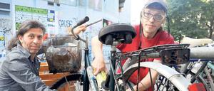 Eingriff am Skelett. Oguz Yagci (links) und Jürgen Padberg von der Initiative Agens e.V. verrichten täglich ihre chirurgische Arbeit: Sie entfernen Schrottfahrräder von Laternenmasten – wie hier in der Dresdener Straße in Kreuzberg.