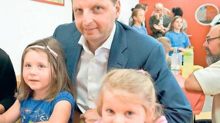 Mit Kindern kann er auch. Schließlich hat er vier davon zu Hause. Aber auch sonst kommen mit Justizsenator Thomas Heilmann (CDU) bisher alle klar. Er ist nett, kommunikativ, ein heller Kopf und schnell. Abzuwarten bleibt, ob seine Verwaltung mitzieht. Foto: dpa/Schlesinger