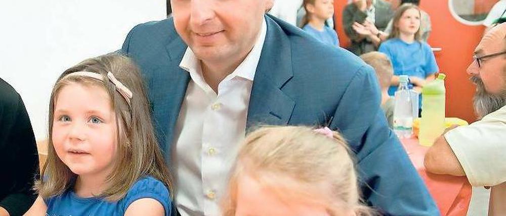 Mit Kindern kann er auch. Schließlich hat er vier davon zu Hause. Aber auch sonst kommen mit Justizsenator Thomas Heilmann (CDU) bisher alle klar. Er ist nett, kommunikativ, ein heller Kopf und schnell. Abzuwarten bleibt, ob seine Verwaltung mitzieht. Foto: dpa/Schlesinger