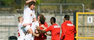 Die Mannschaft des Berliner AK bejubelt das Tor zum 2:0 vom früheren Herthaner Justin Gerlach (verdeckt).