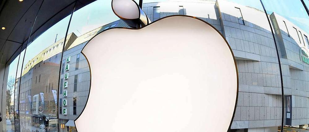 Käuferschlangen warten beim Verkaufsstart des Apple iPad 3 am 16. März 2012 vor einem Laden in der Münchner Innenstadt. Während der Wert von Facebook fast täglich auf neue Tiefstände fällt, ist Apple im Höhenflug. Die Aktien des iPhone- und iPad-Herstellers waren zum Wochenschluss so teuer wie noch nie.