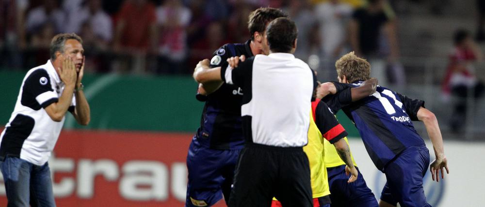 Lass dich drücken. Die Spieler feiern Unions Siegtorschützen Simon Terodde (r.).