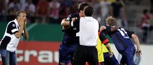 Lass dich drücken. Die Spieler feiern Unions Siegtorschützen Simon Terodde (r.).