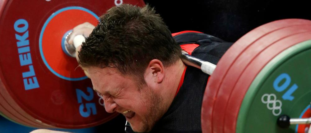 In London erlebte Gewichtheber Matthias Steiner eine Schrecksekunde.