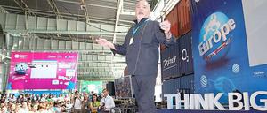 Paulo Coelho bei der Campus-Party. Der brasilianische Schriftsteller trat am Mittwoch im ehemaligen Flughafen Tempelhof auf. Die Besucher feierten ihn wie einen Popstar.