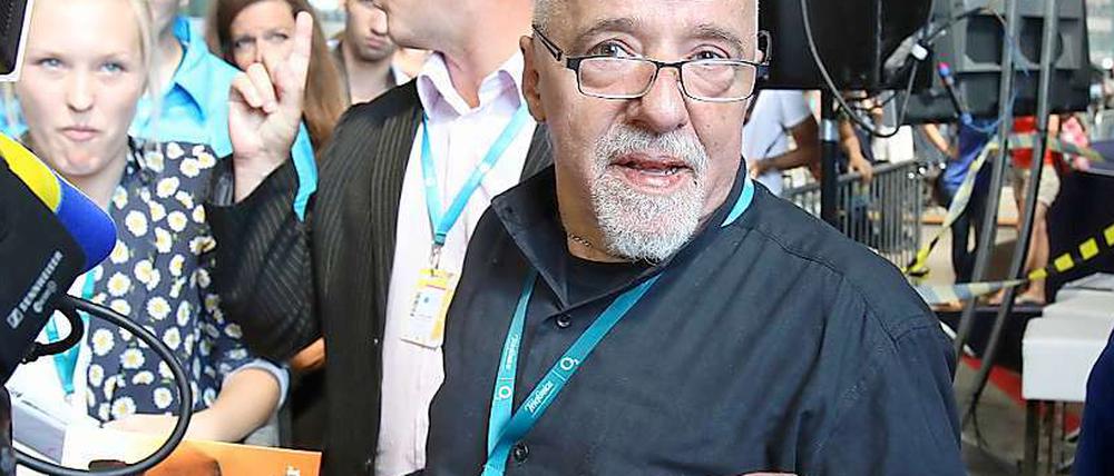 Paulo Coelho bei der Campus-Party. Der brasilianische Schriftsteller gibt nach seinem Vortrag beim Technologie-Festival Campus-Party Autogramme. 