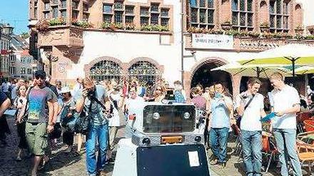 Ein bisschen sieht „Obelix“, hier vor dem Freiburger Rathaus, aus wie „r2d2“ aus „Star Wars“.