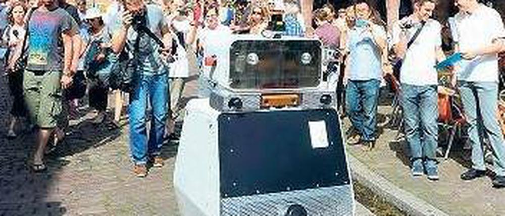 Ein bisschen sieht „Obelix“, hier vor dem Freiburger Rathaus, aus wie „r2d2“ aus „Star Wars“.