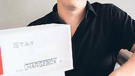 Maximilian von Laer stellt die "Chargebox" bereit.