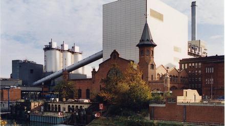Das Heizkraftwerk am Friedrich-Krause-Ufer versorgt heute rund 44.000 Haushalte mit Fernwärme und speist Strom ins Netz.