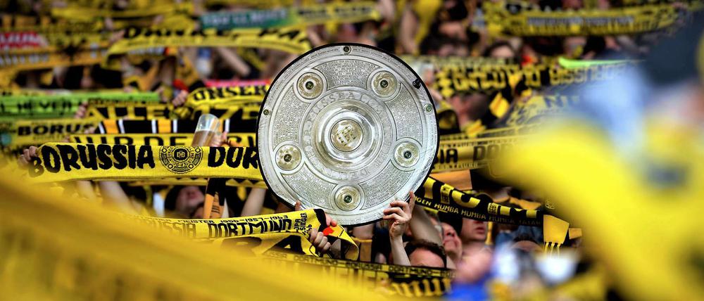 Da ist das Ding! Werden die Borussen in der neuen Spielzeit erneut die Meisterschale nach Dortmund holen? Oder ist der Rekordmeister aus München wieder dran? Vielleicht geht die Schale in der Jubiläumssaison auch mal nach Leverkusen - oder Fürth ?!