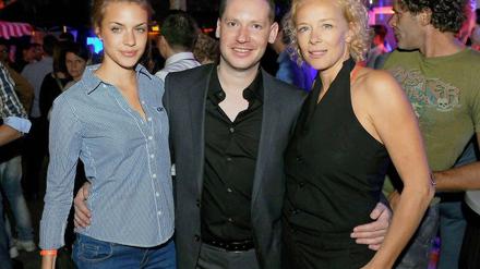 Launchparty Flimmer.de: Der Regisseur Marco Kreuzpaintner posiert mit der Schauspielerin Katja Riemann (rechts) und deren Tochter Paula in der "Kunztschule". 