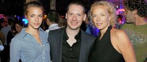 Launchparty Flimmer.de: Der Regisseur Marco Kreuzpaintner posiert mit der Schauspielerin Katja Riemann (rechts) und deren Tochter Paula in der "Kunztschule". 