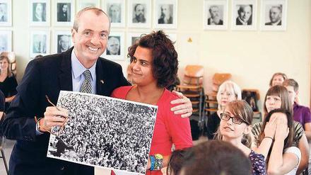 Prominenter Besucher. Murphy besuchte gestern die Ernst-Adolf-Eschke-Schule, gelegen in Eichkamp. Foto: Davids